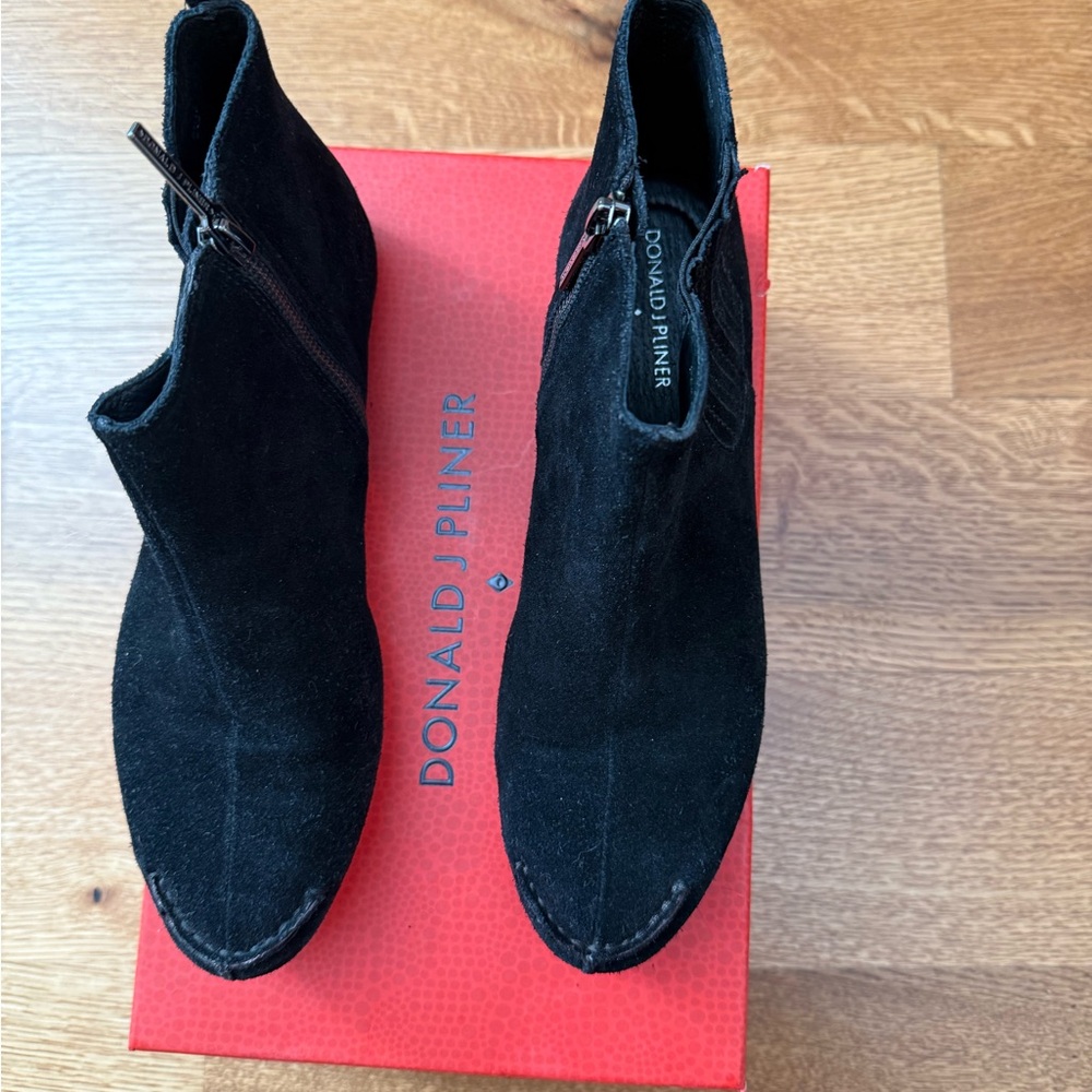 Donald Pliner Belle-23 Black sport suede 8.5